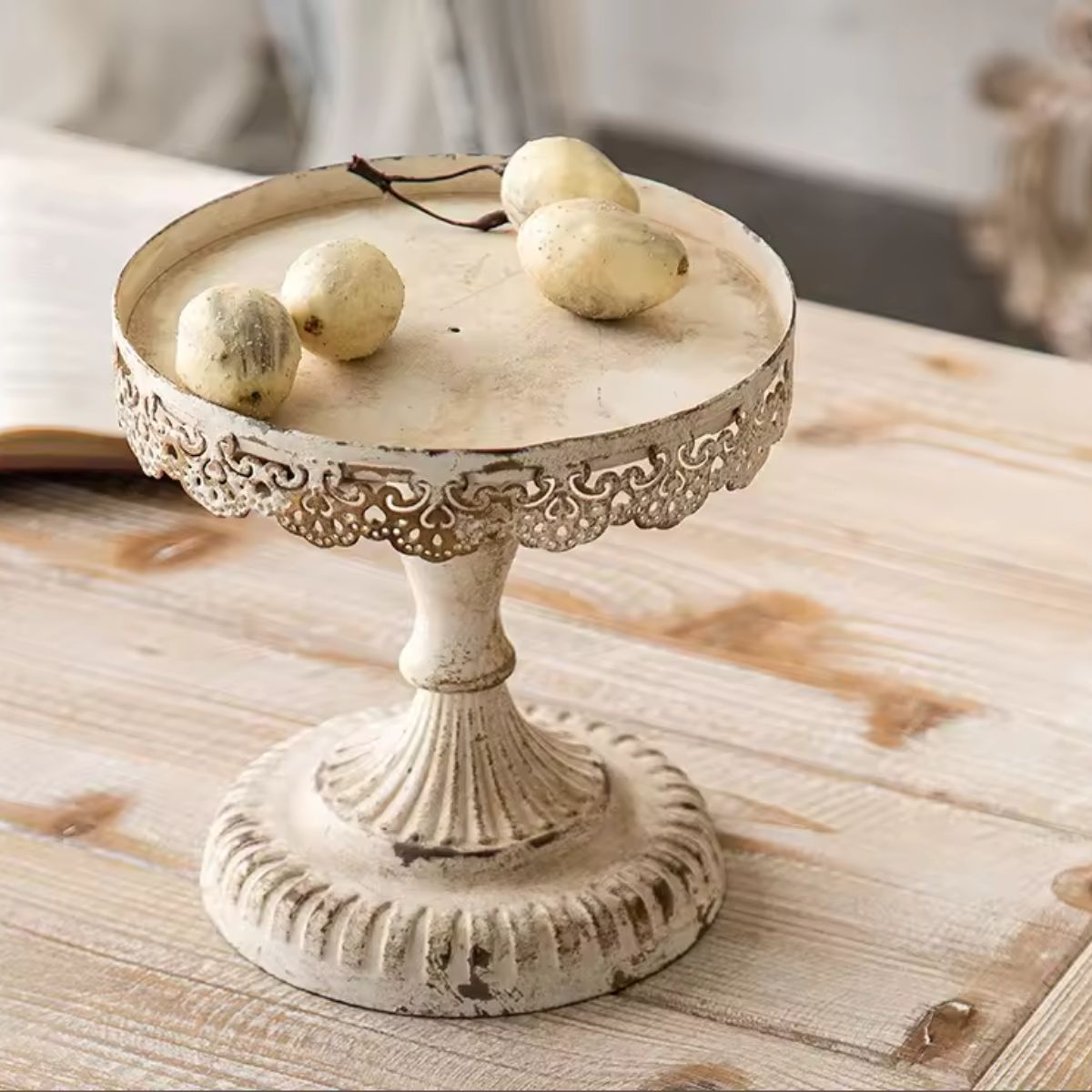 Matthew Cake Stand Close-Up Top