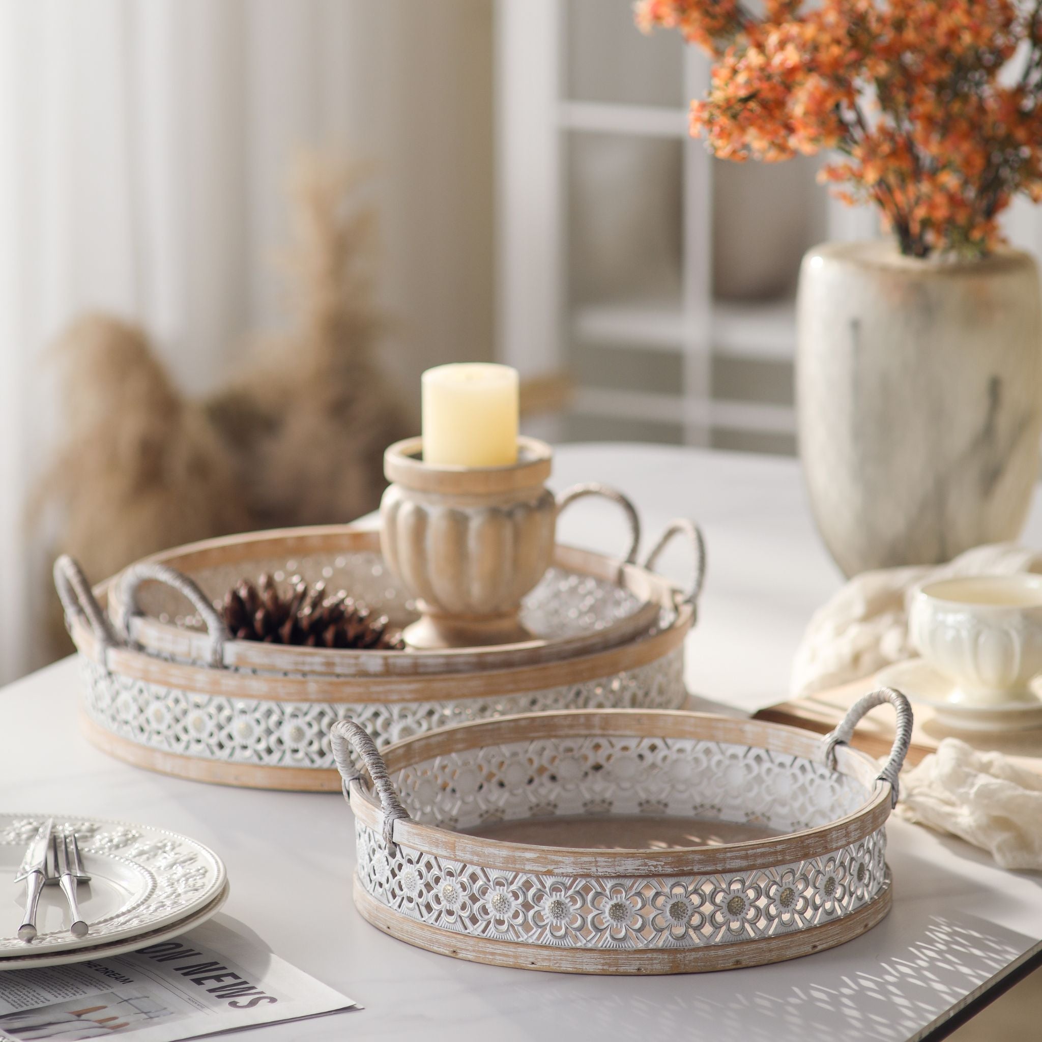 Alexandrine set of three round French Provincial trays in whitewashed bamboo and wood, nested in graduated sizes with a pierced floral metal band and rope-wrapped handles