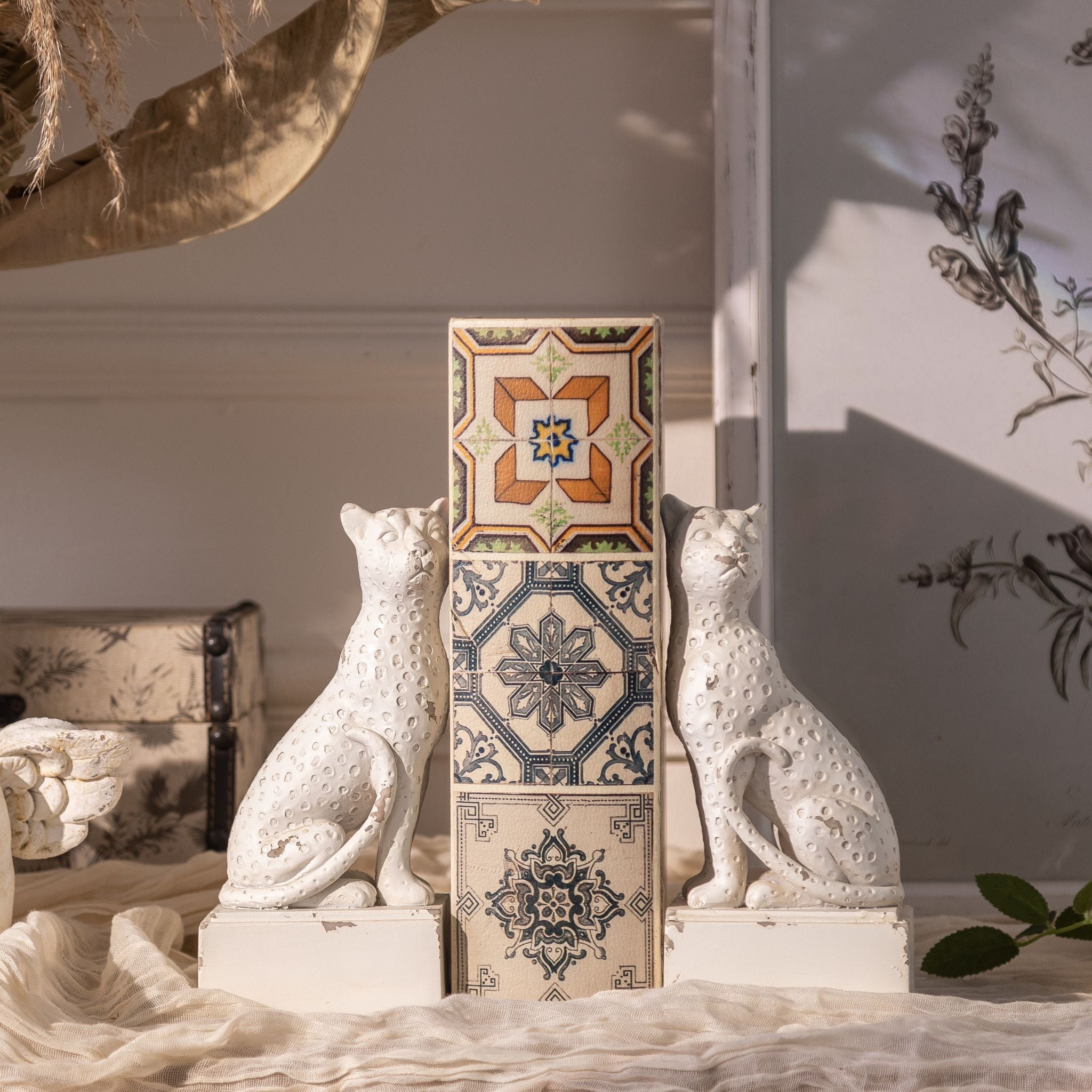 Pair of Amandine leopard bookends flanking a tall patterned spine, facing outward