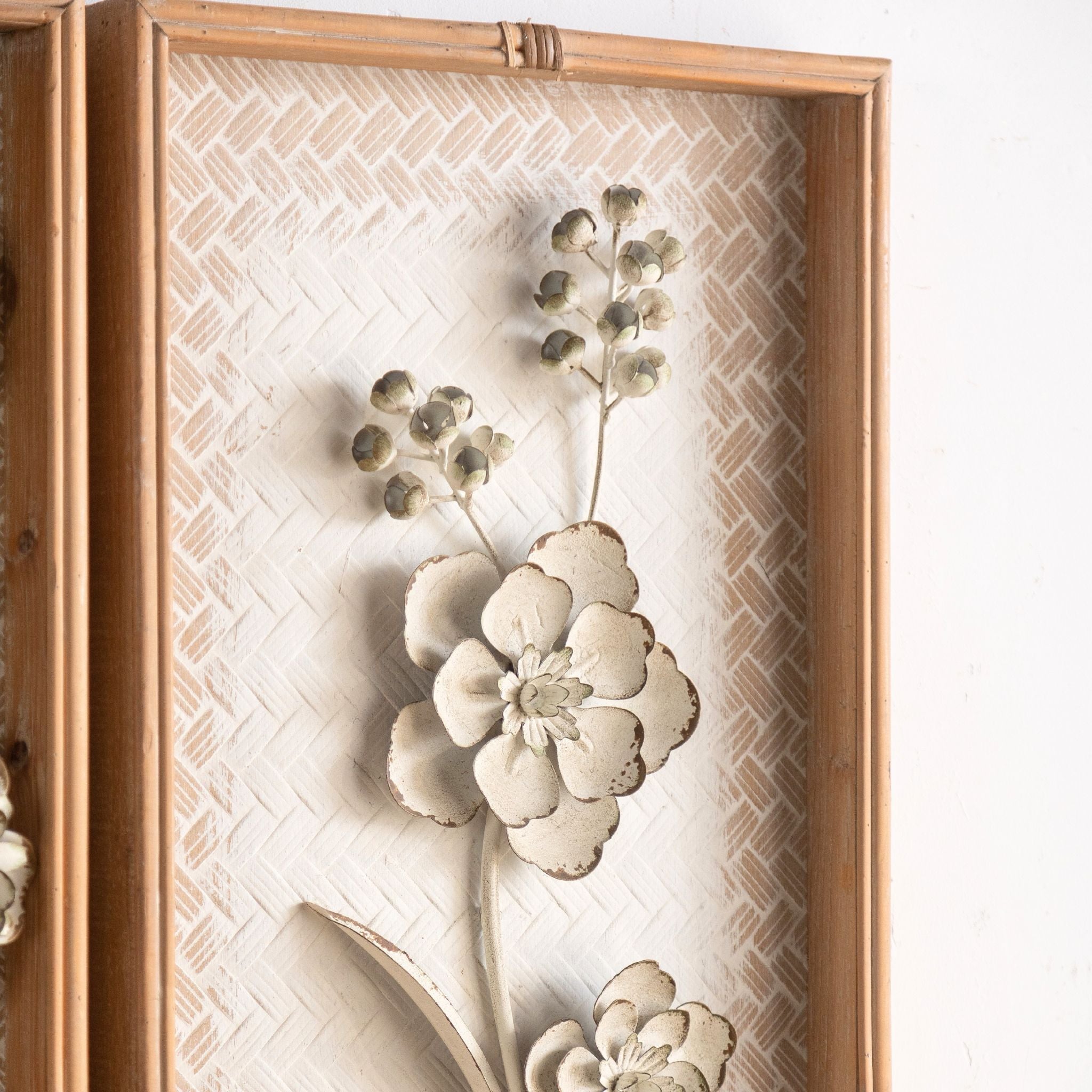 Detail of the raised metal leaves standing proud of the woven ground on the Aurélien panel.