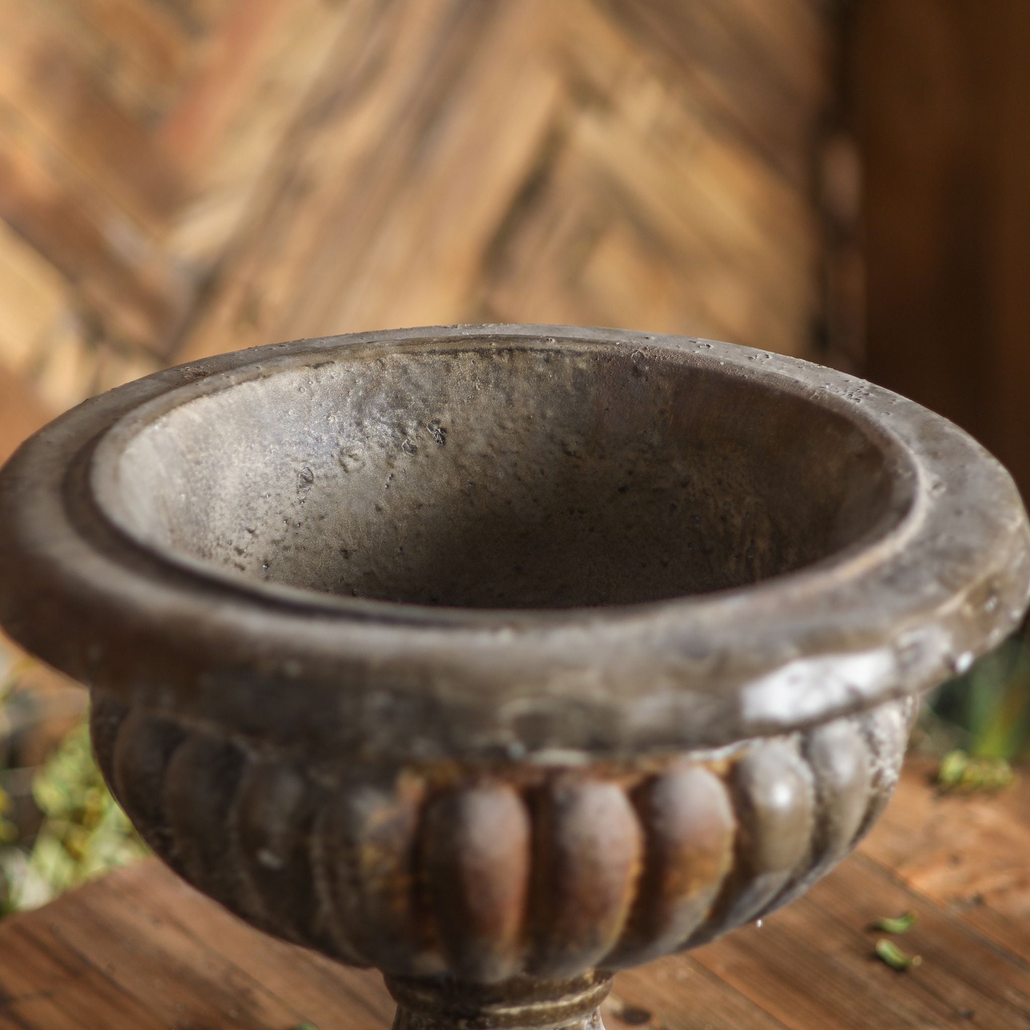 Top-down view into the Évangéline urn showing the rolled rim and the bowl interior.