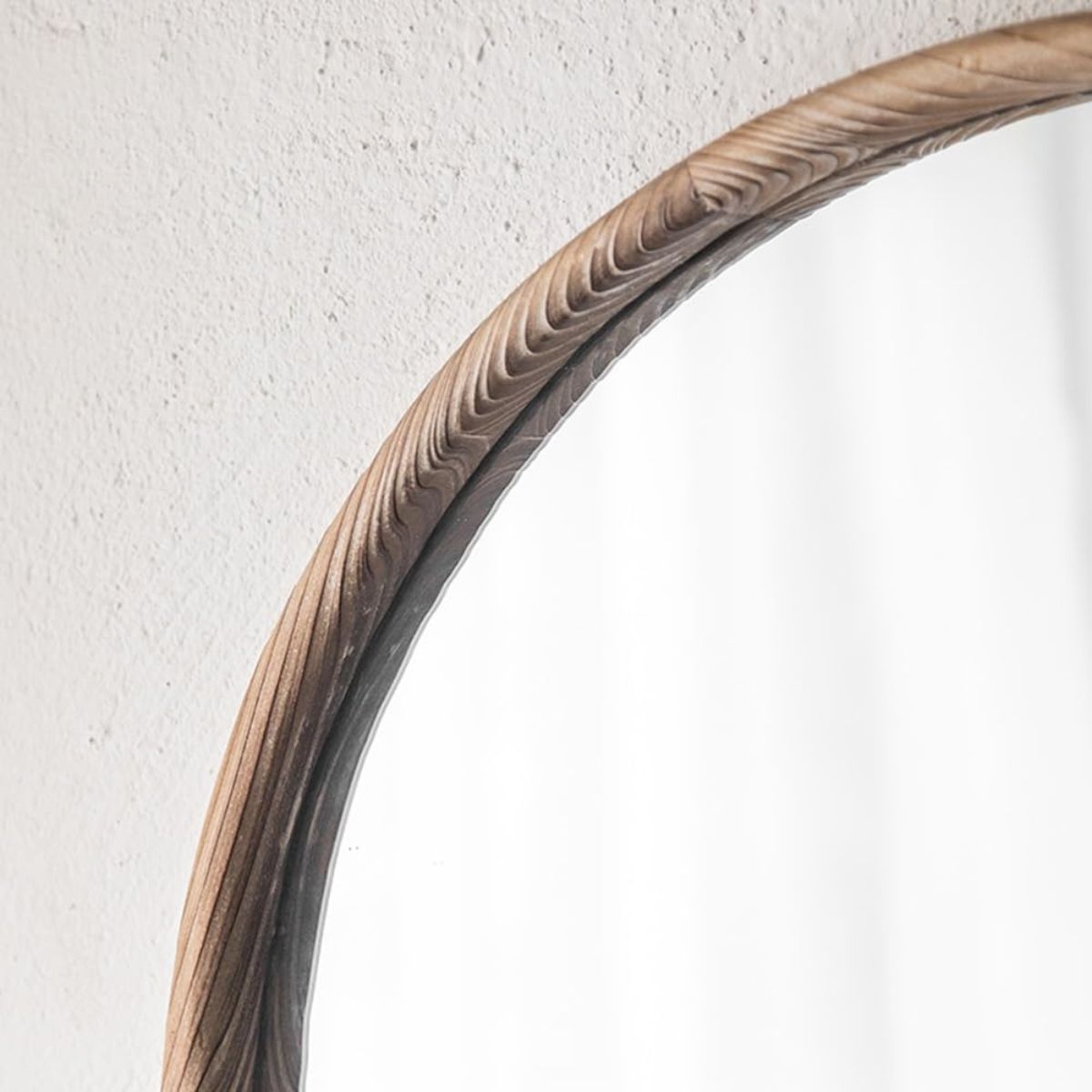 James Round Mirror Frame Close-Up Top