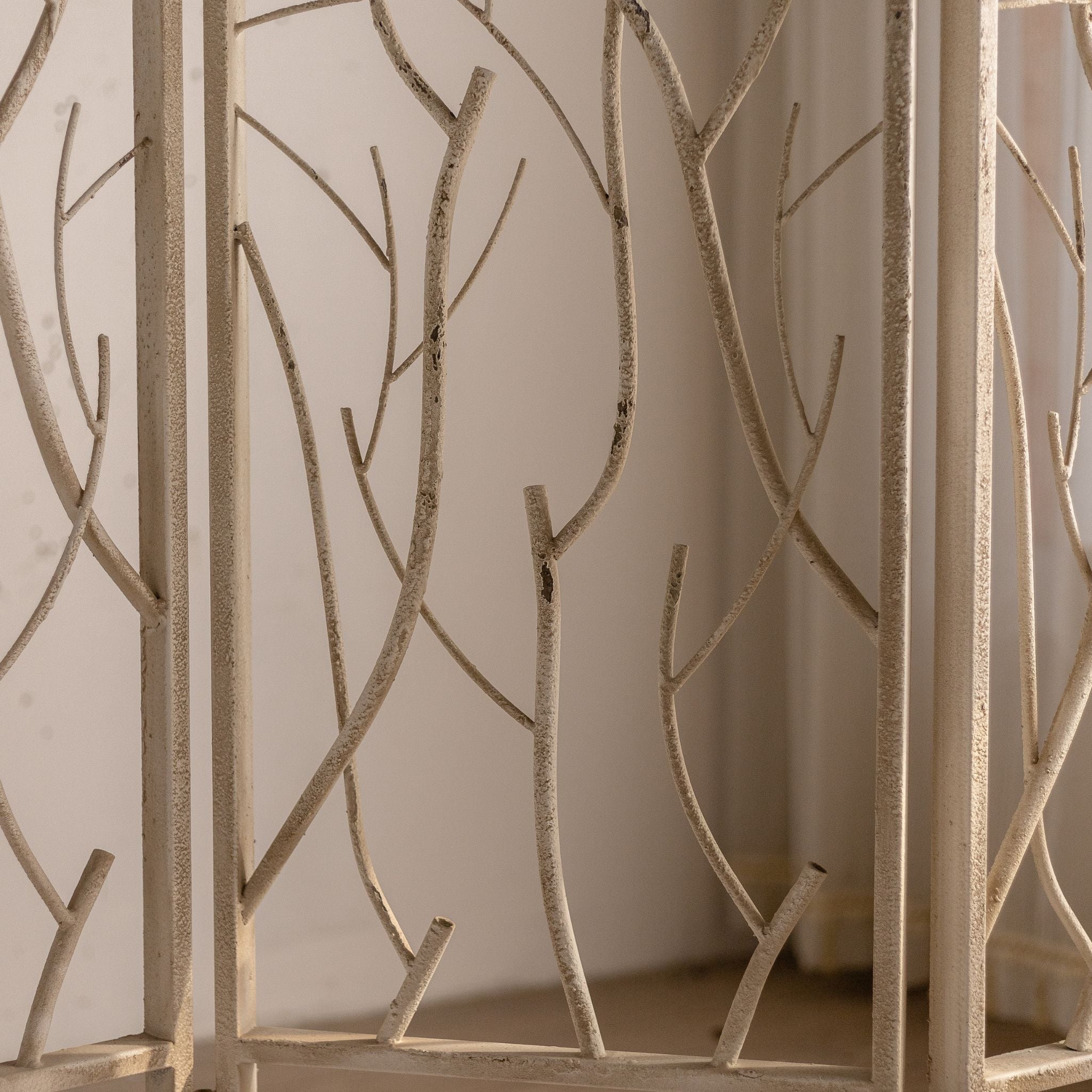 Fausto branch screen close up of twig fretwork