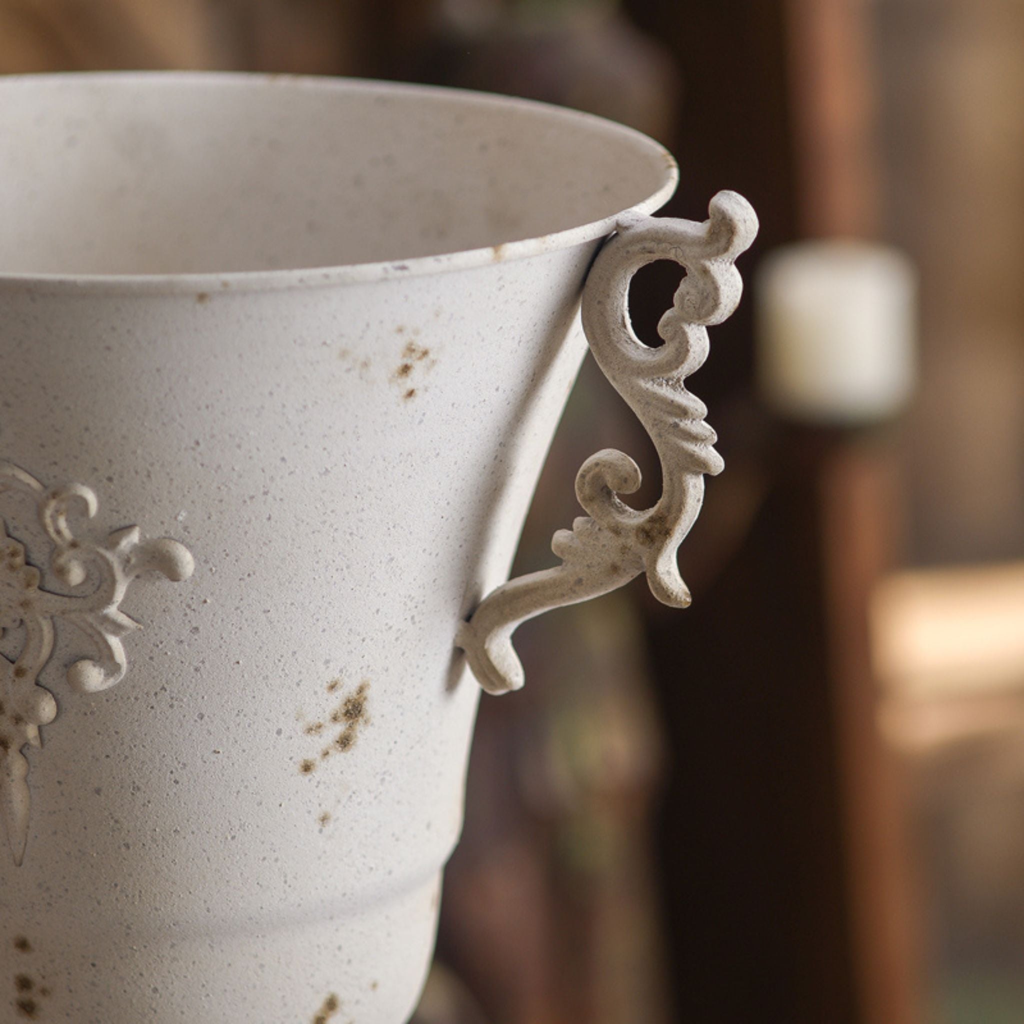 Gino urn planter fleur relief medallion and speckled finish detail