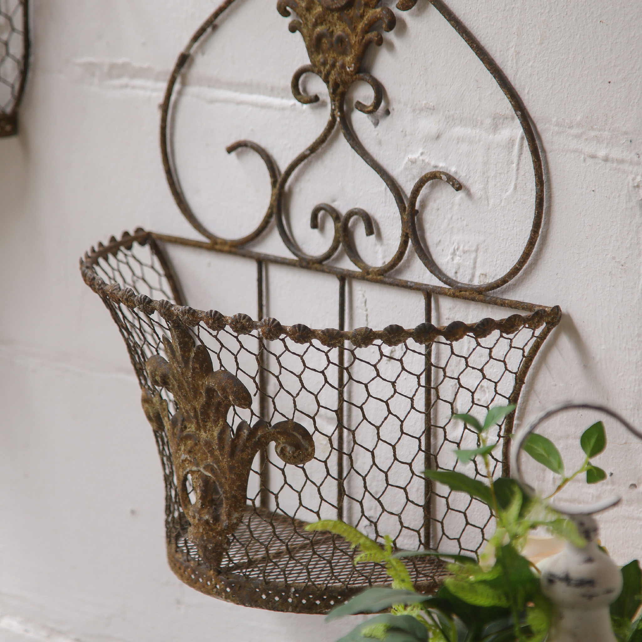 Como wall basket angled view of the chicken wire body and flat back