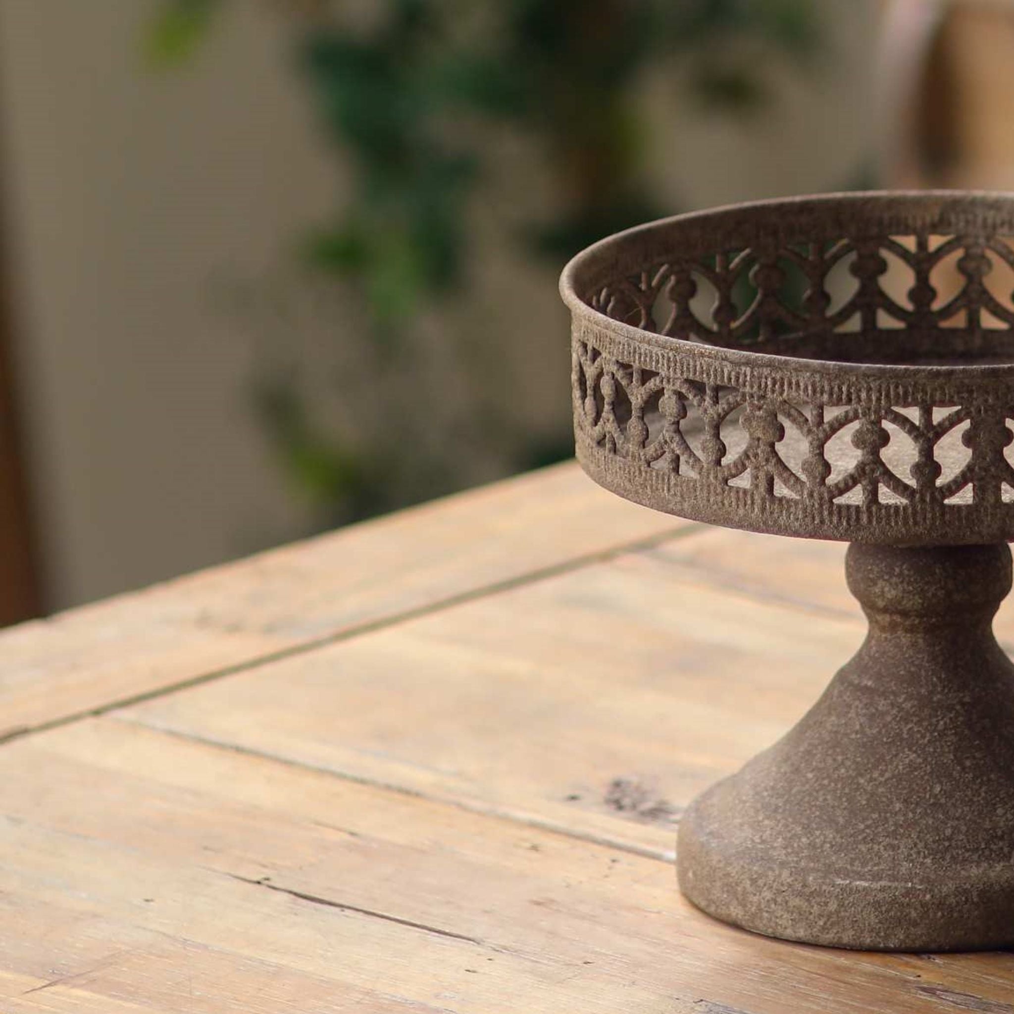 Félice pedestal stand side view showing the turned stem and flared round foot.