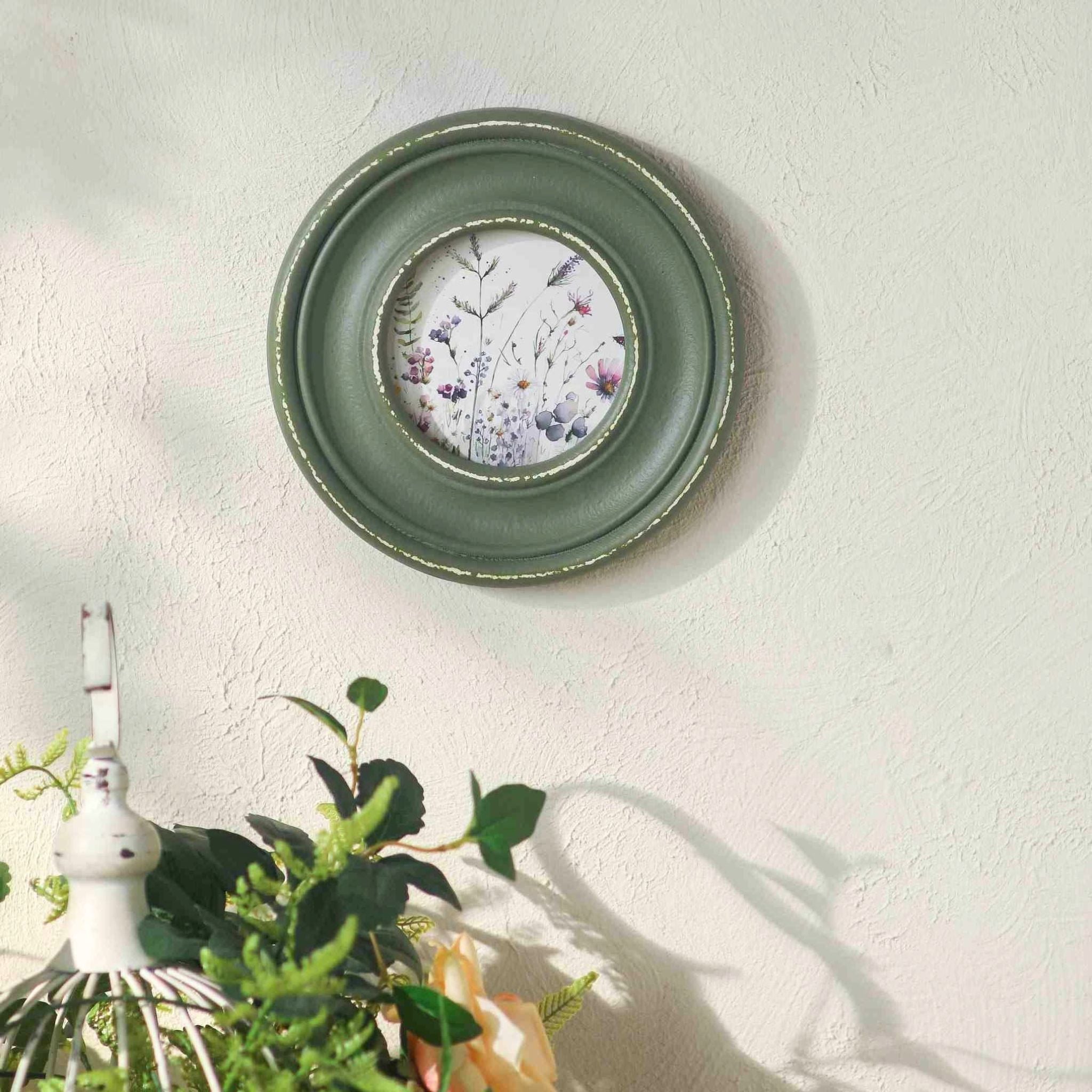 Single round Hélène frame with a soft wildflower meadow print.