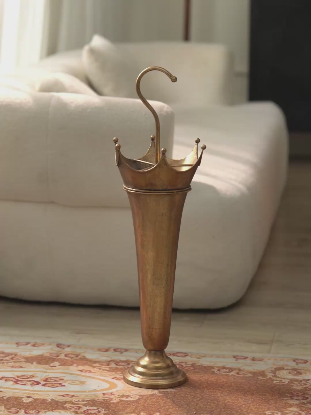 Video showing the Theo Victor gold umbrella stand.