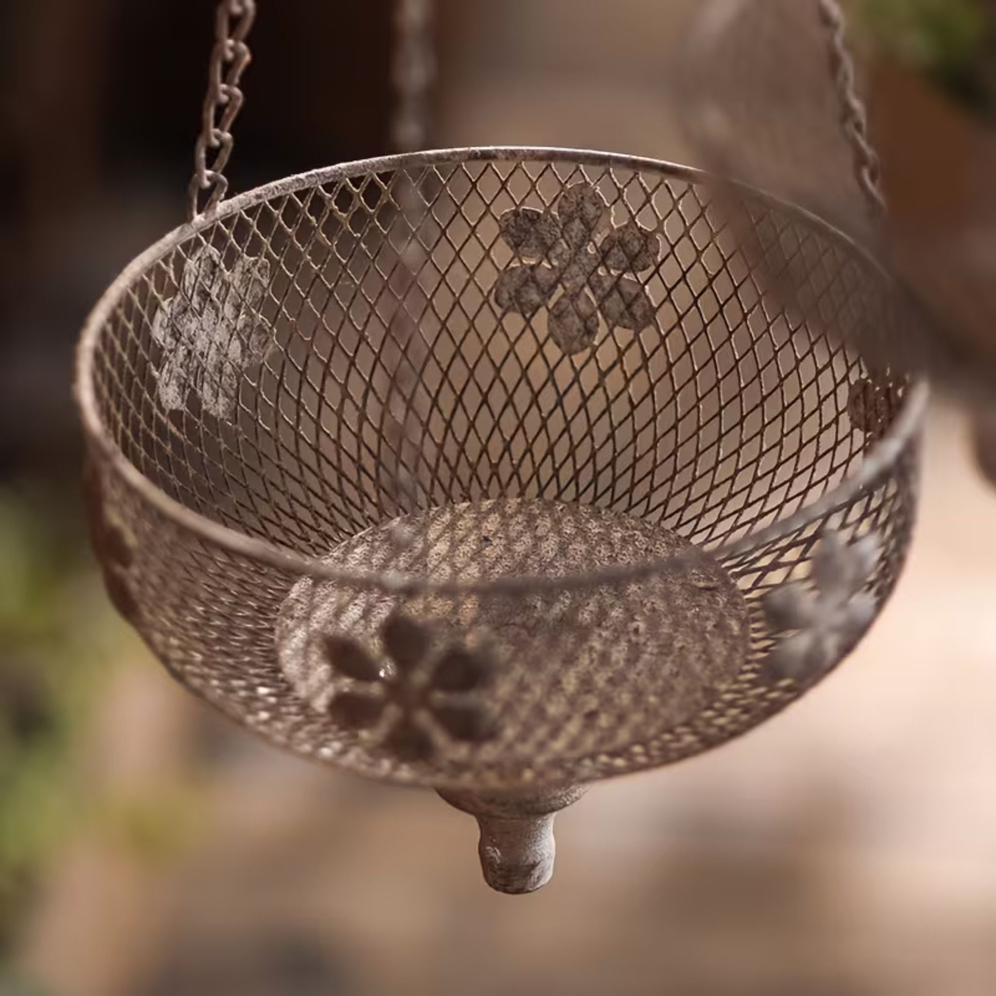 Toulouse hanging planter, looking into the empty mesh bowl.